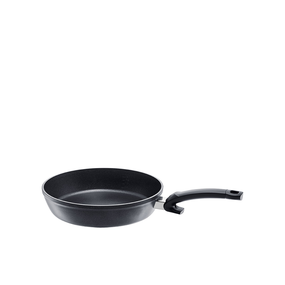 Die Fissler Levital®+ Comfort Pfanne, schwarz mit langem, gebogenem Griff, zeigt deutsche Präzision und zeitloses Design auf weißem Grund.