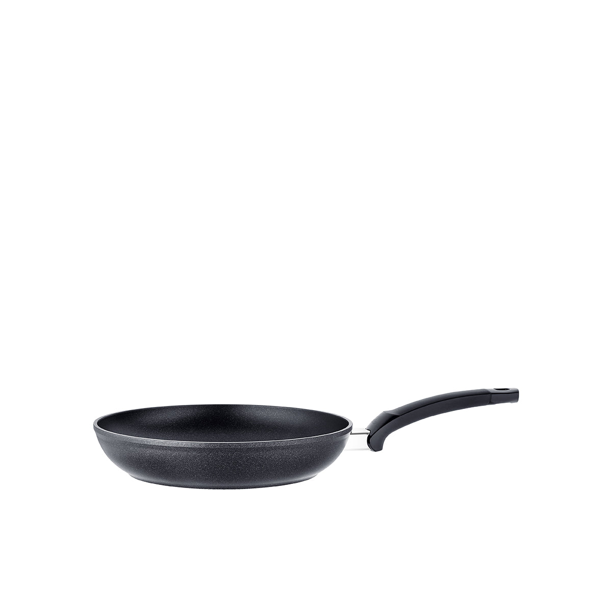 Fissler Levital®+ Classic Pfanne aus schwarzem, recyceltem Aluminium, gebogener Griff. Präzise gefertigtes, modernes Design auf einfarbig weißem Grund.