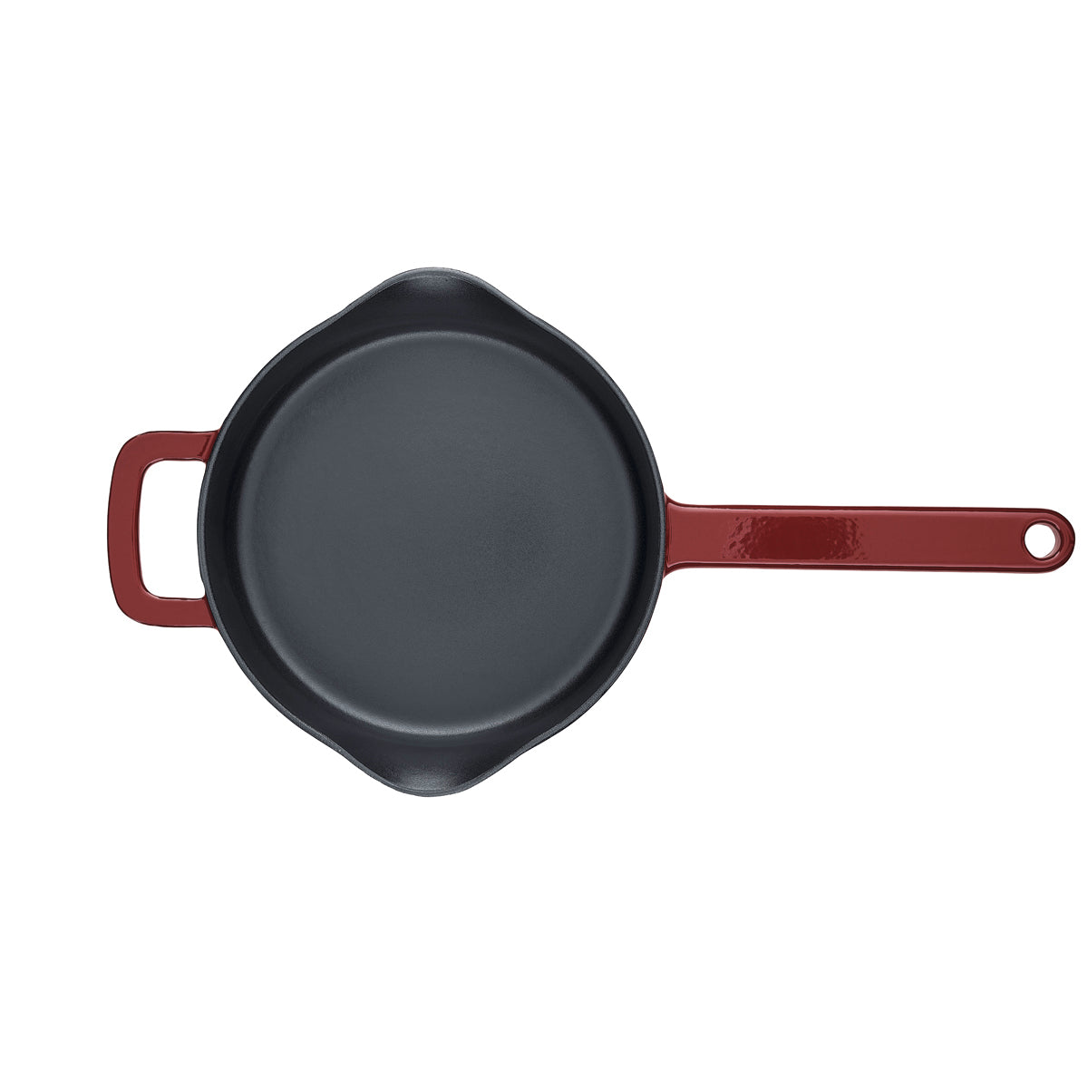 Die Fissler Moments Gusseisen-Pfanne mit tiefrotem Griff auf Weiß - modernes, langlebiges Design für energiesparendes Kochen.