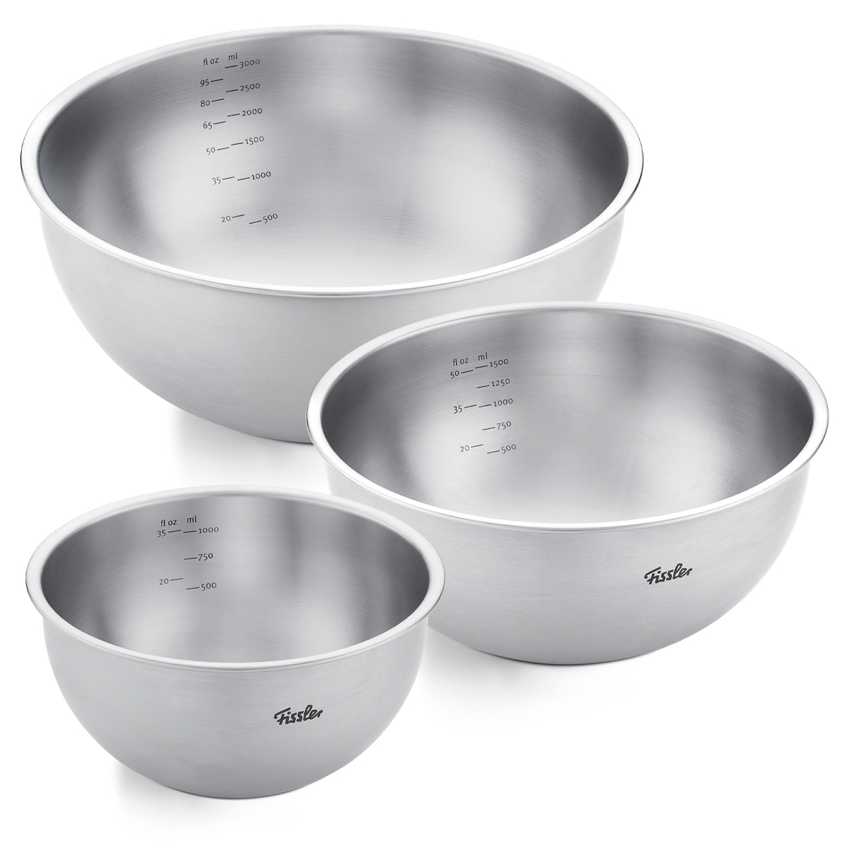 Das Fissler Essential® 3-teilige Schüssel-Set verkörpert deutsche Ingenieurskunst und zeitloses Design seit 1845. Die drei bruchsicheren Edelstahlschüsseln in verschiedenen Größen sind mit innenliegenden Messskalen, einer eleganten gebürsteten Oberfläche und dem dezenten Fissler Branding versehen. Sie lassen sich platzsparend ineinander stapeln – perfekte Ergänzung für jede Küche, die Wert auf Qualität „Made in Germany“ legt.