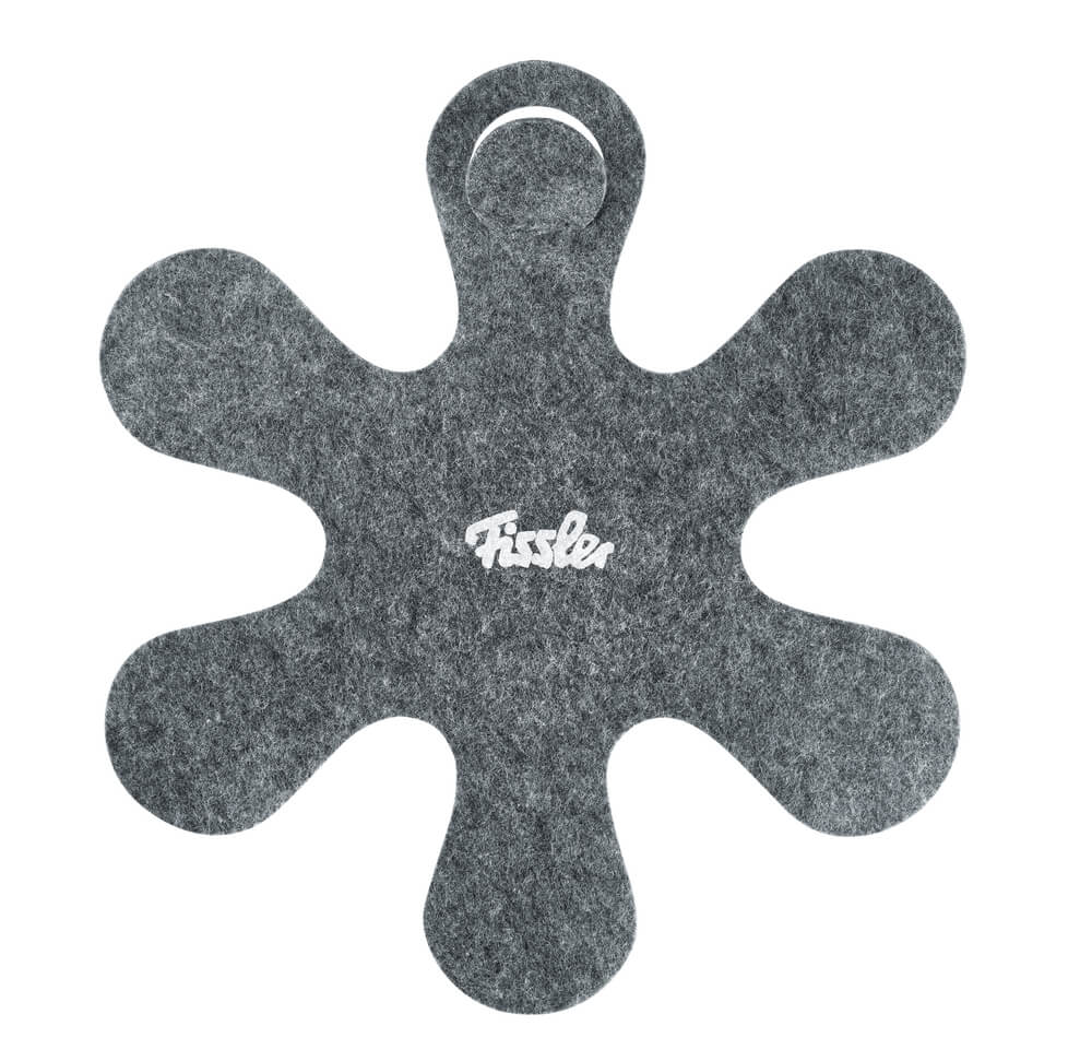 3-teiliges Set grauer Filz-Topflappen von Fissler im Design einer sechsblättrigen Blume mit Aufhängeloch – ein Symbol für präzises und hochwertiges Küchenzubehör.