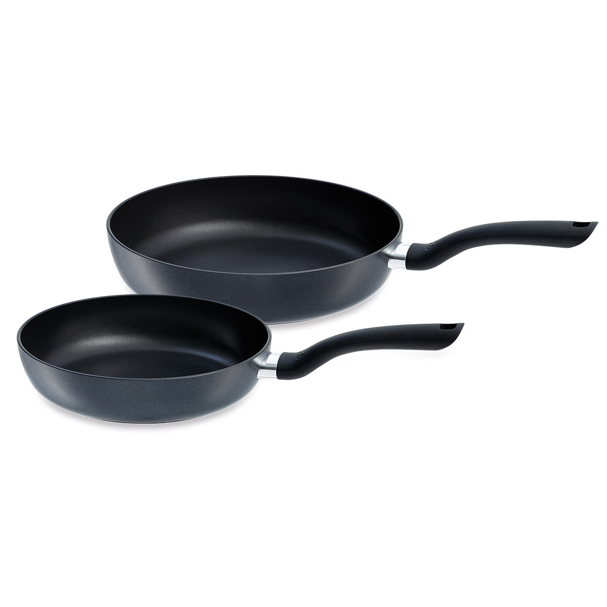 Erleben Sie präzise gefertigte deutsche Qualität mit dem 2-teiligen Fissler Cenit®-Pfannenset, bestehend aus zwei Antihaft-Pfannen (24 cm und 28 cm) mit strapazierfähigen schwarzen Griffen, die elegant nebeneinander auf weißem Hintergrund angeordnet sind. Diese meisterhaft gefertigten Pfannen bieten eine außergewöhnliche Antihaftwirkung für einfaches Kochen und Reinigen – ganz im Sinne der Fissler-Tradition von Innovation, Langlebigkeit und zeitlosem Design seit 1845.