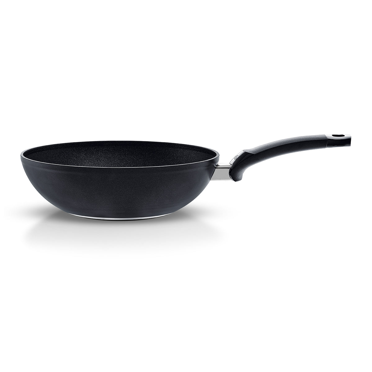 Der Fissler Adamant® Wok mit strapazierfähiger Antihaftbeschichtung, gebogenem Griff und zeitlosem schwarzen Design hebt sich von einem weißen Hintergrund ab.