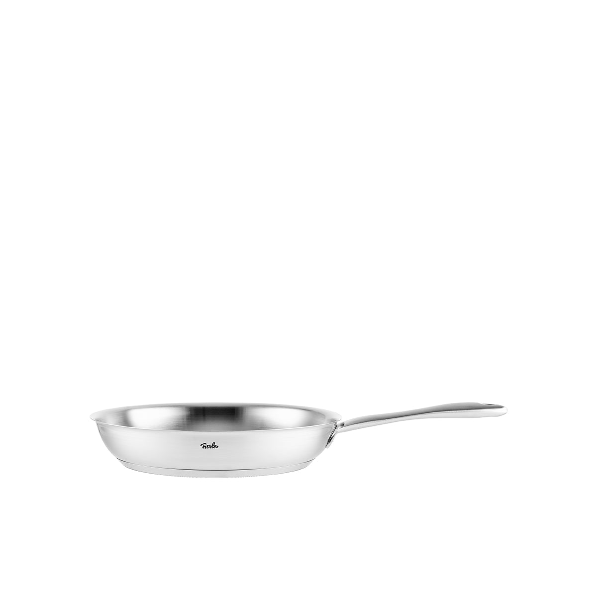 Fissler Catania Bratpfanne, polierte Oberfläche und langer Griff, auf weiß. Hergestellt in Deutschland. Induktionsgeeignet, modernes und langlebiges Design.