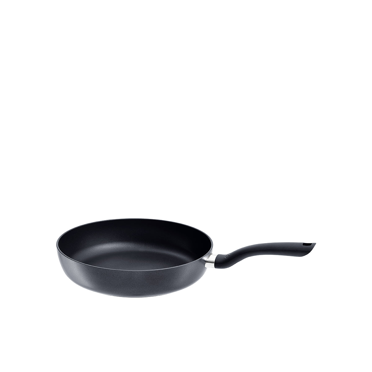 Fissler Cenit® Pfanne ohne Induktion mit langlebiger Antihaftversiegelung und ergonomischem Griff auf weißem Hintergrund.
