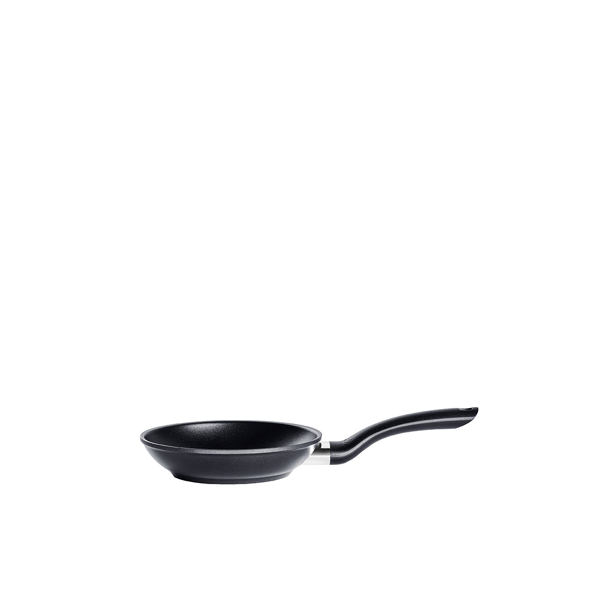 Fissler Cenit® Snack Pan 18 cm in Schwarz, glatt und langlebig mit Premium-Antihaftbeschichtung, zeigt deutsche Ingenieurskunst auf weißem Hintergrund.