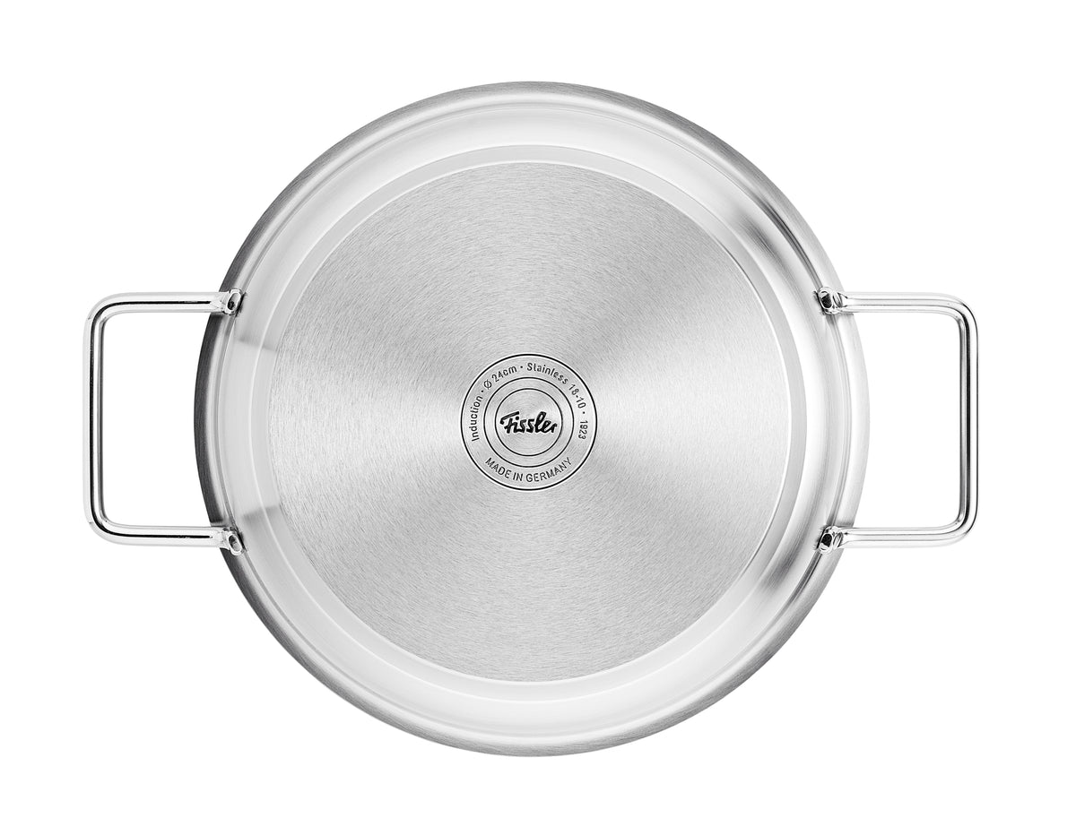Draufsicht auf die Fissler Pure Servierpfanne mit zwei Griffen, Boden aus recyceltem Edelstahl, Fissler-Logo - zeitlose deutsche Qualität.