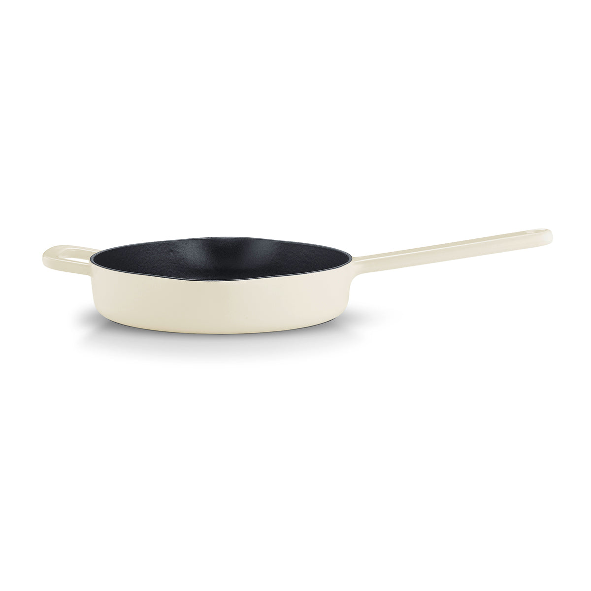 Fissler Moments Gusseisen Pfanne: Cremefarbene Gusseisenpfanne mit langem Griff, Hilfsgriff, schwarze Innenseite. Modernes Design.