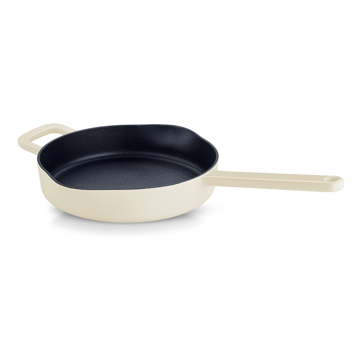Fissler Moments Gusseisen Pfanne: cremefarben emaillierte Gusseisenpfanne, innen schwarz mattiert, ergonomische Griffe. Abgebildet auf Weiß.