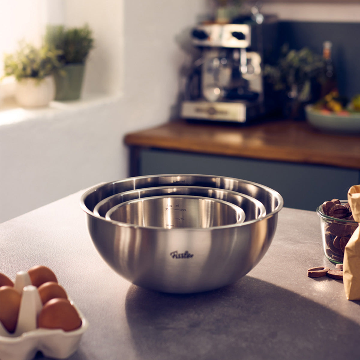 Drei klammerbare Fissler Essential® 16cm Schüsseln, robust und spülmaschinenfest, auf Arbeitsplatte mit Backzutaten.
