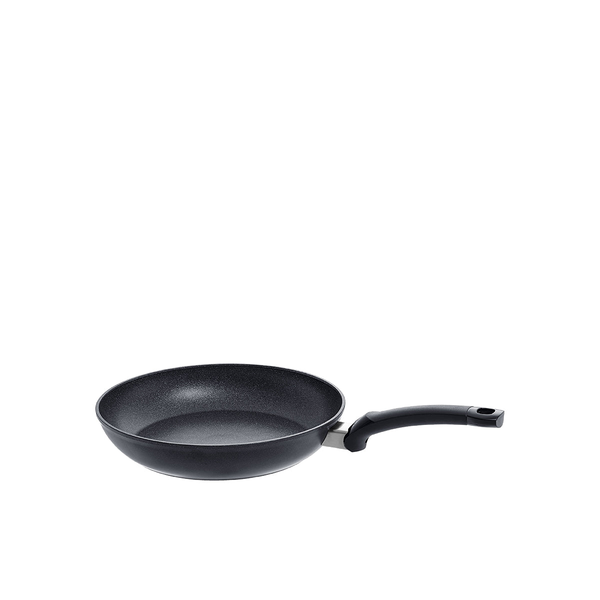 Fissler Adamant® Classic Pfanne in schwarz mit gebogenem Griff, kratzfeste Antihaft-Beschichtung, auf weißem Grund.