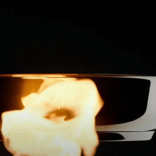 Eine Fissler-Edelstahlpfanne hält leuchtend orangefarbenen Flammen stand und ist ein Beweis für die Langlebigkeit und Präzision deutscher Herstellung beim Kochen mit hoher Hitze.
